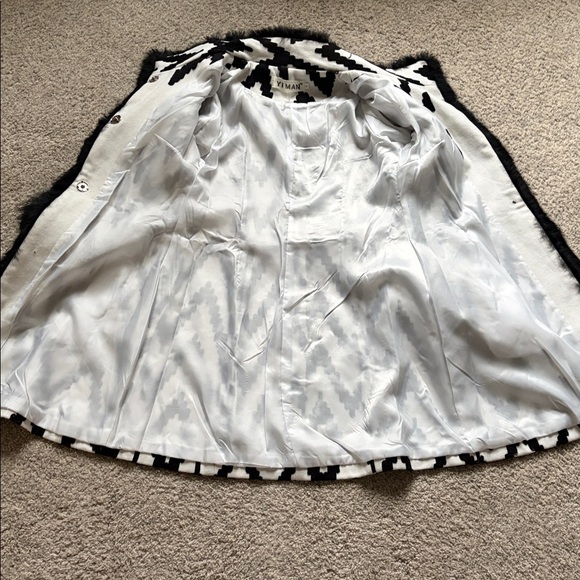 Beautiful Black/White Chevron Coat with Detachable Fur Trim - Picture 9 of 9